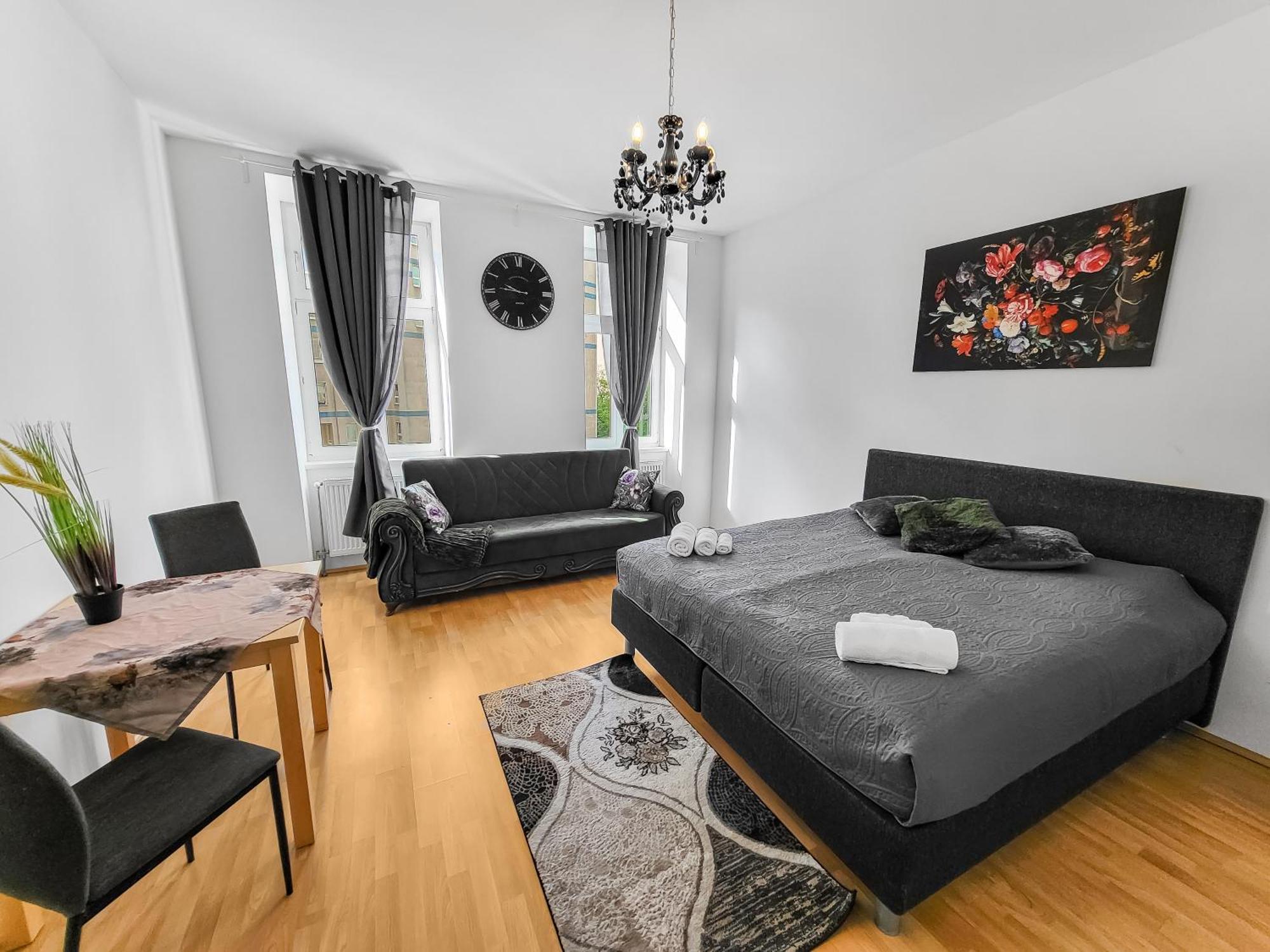 Elegant Three-bedroom Apartament *