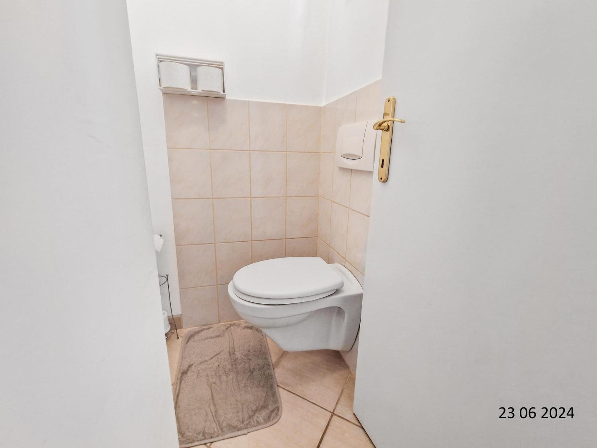 Elegant Three-bedroom Apartament