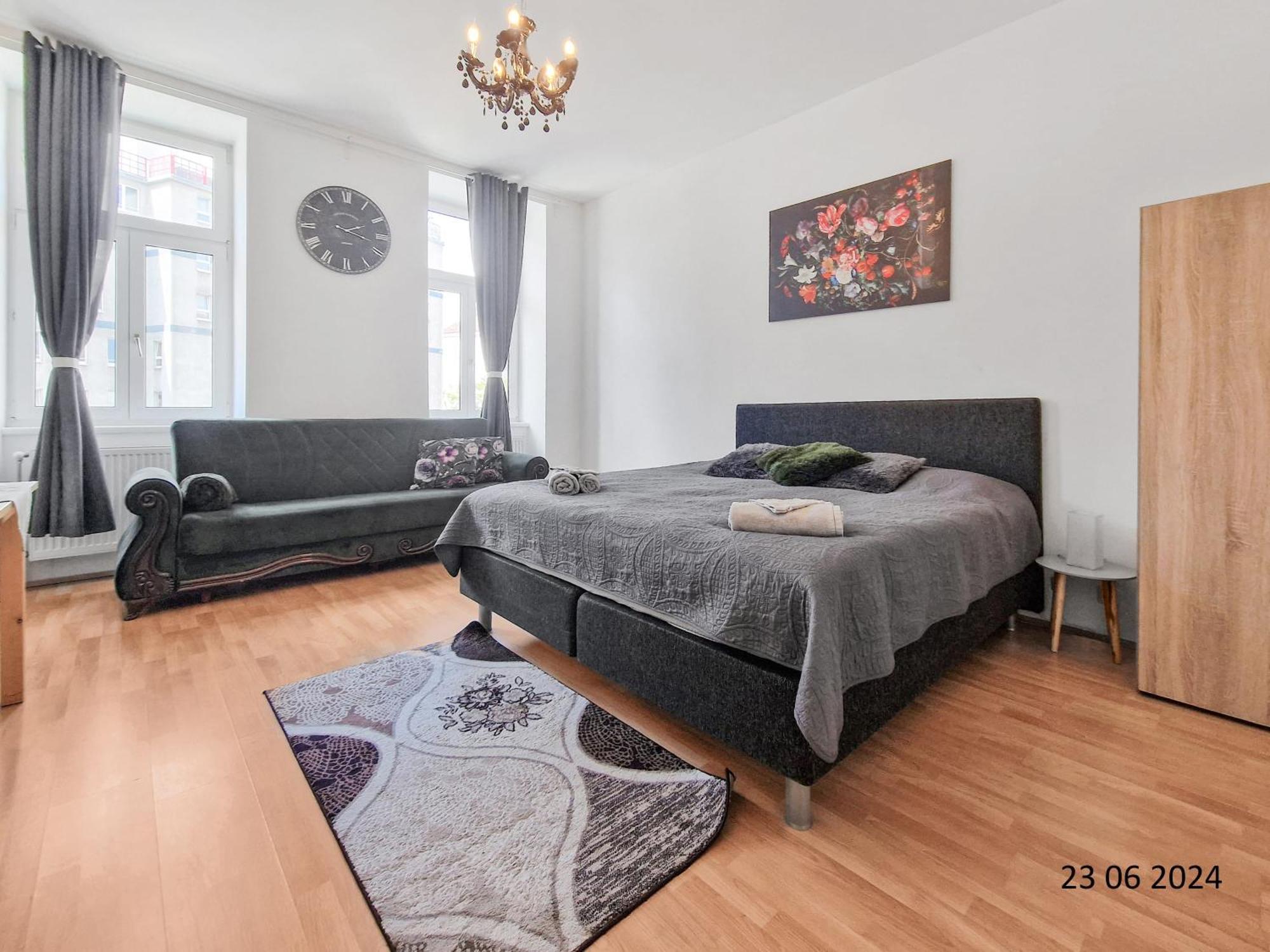 Elegant Three-bedroom Apartament *